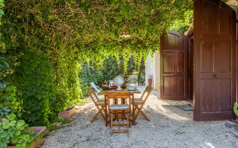 Casale Colomba: Mobilia, Tavolo, Costruzione, Sedia, Tavola, Nube, Cielo, Tovaglia, Mobili Da Esterno, Shade