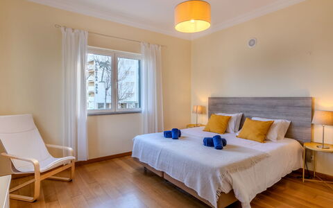 Colibri: Mobilia, Letto, Interior Design, Pavimentazione, Pavimento, Legna, Camera Da Letto, Pavimento In Legno, Camera, Tessile
