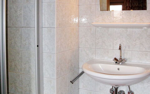 Moosen (Nki210): Bagno, Camera, Piastrella, Proprietà, Rosso, Interior Design, Parete, Idraulico Fixture, Rubinetto, Mobiletto Del Bagno