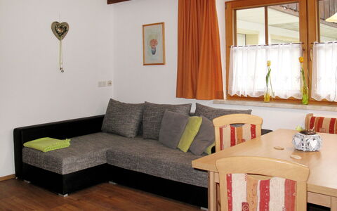 Alpbach 633: Mobilia, Camera, Soggiorno, Proprietà, Interior Design, Pavimento, Divano, Costruzione, Parete, Casa