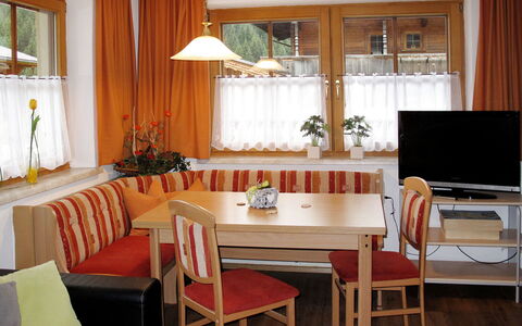 Alpbach 633: Camera, Mobilia, Interior Design, Proprietà, Costruzione, Tavolo, Soggiorno, Sala Da Pranzo, Tenda, Casa