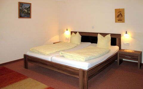 Alpbach 633: Camera Da Letto, Letto, Mobilia, Camera, Materasso, Lenzuolo, Telaio Del Letto, Proprietà, Pavimento, Bedding