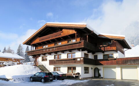 Alpbach 633: Cielo, Nube, Costruzione, Ruota, Neve, Auto, Finestra, Casa, Architettura