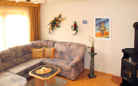 Wildauer: Soggiorno, Camera, Mobilia, Divano, Interior Design, Proprietà, Parete, Pavimento, Casa, Tavolo