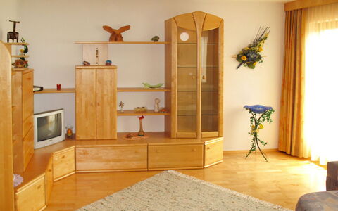 Wildauer: Camera, Mobilia, Proprietà, Cabinetry, Interior Design, Pavimento, Costruzione, Credenza, Architettura, Soffitto
