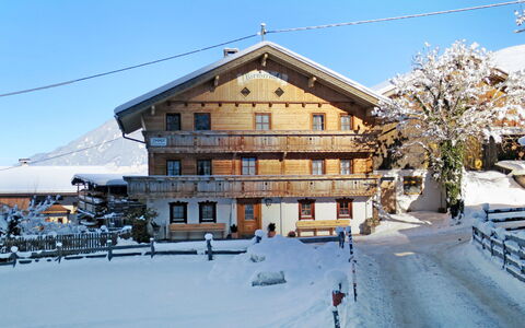 Zell am Ziller 608: Cielo, Neve, Costruzione, Finestra, Pendenza, Albero, Casa, Zona Residenziale, Tetto, Paesaggio