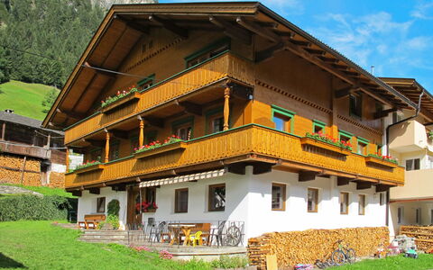 Rieplerhof: Pianta, Costruzione, Nube, Proprietà, Cielo, Finestra, Verde, Architettura, Casa, Legna