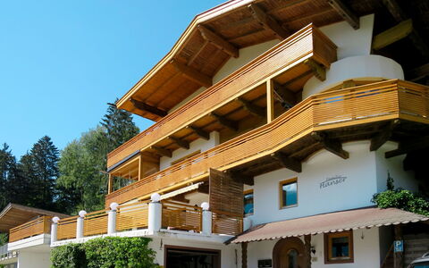 Lieblingsplatzl: Pianta, Cielo, Costruzione, Finestra, Architettura, Albero, Quartiere, Veicolo, Shade, Condominio