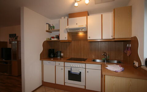 Margit: Marrone, Cabinetry, Controsoffitto, Rubinetto, Lavello, Proprietà, Lavandino Della Cucina, Costruzione, Cucina Stufa, Cucina