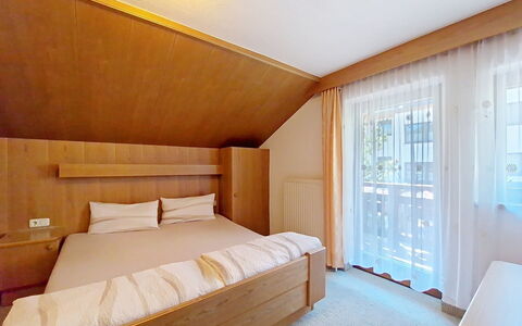 Alpenblick: Interior Design, Legna, Pavimentazione, Pavimento, Mobilia, Soffitto, Camera, Letto, Illuminazione, Camera Da Letto