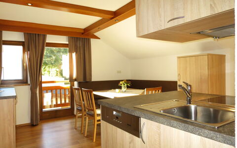 Alpenblick: Controsoffitto, Proprietà, Camera, Mobilia, Cucina, Cabinetry, Costruzione, Pavimento, Interior Design, Latifoglie