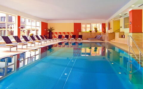 Imst 612: Acqua, Mobilia, Piscina, Sedia, Tavolo, Interior Design, Tempo Libero, Giochi Al Coperto E Sport
