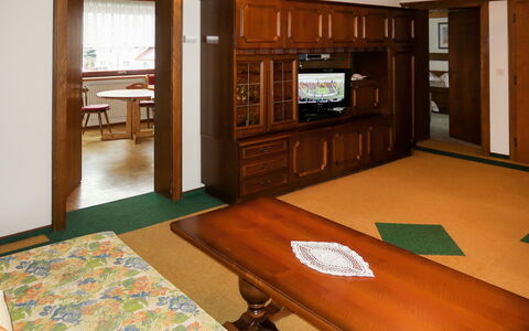 Martina: Mobilia, Proprietà, Cabinetry, Costruzione, Legna, Tavolo, Televisione, Interior Design, Pavimentazione, Pavimento