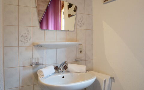 Erna: Marrone, Specchio, Rubinetto, Lavello, Idraulico Fixture, Proprietà, Lavandino Del Bagno, Bagno, Viola, Legna