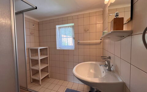 Wiegele: Rubinetto, Lavello, Idraulico Fixture, Proprietà, Mobilia, Lavandino Del Bagno, Bagno, Specchio, Illuminazione, Interior Design