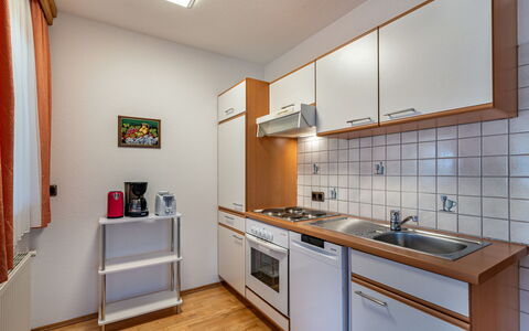Arriach 605: Cucina, Apparecchio Major, Interior Design, Controsoffitto, Mobilia, Pavimentazione, Camera, Elettrodomestico Da Cucina, Pavimento, Cabinetry