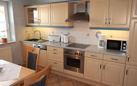 Tjarks: Cabinetry, Lavandino Della Cucina, Lavello, Controsoffitto, Mobilia, Rubinetto, Finestra, Cucina, Legna, Costruzione