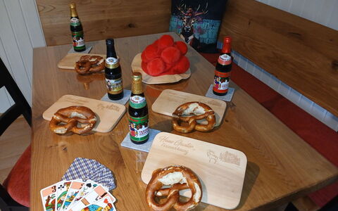 Haus Ganter: Cibo, Tavola, Tavolo, Ingrediente, Bicchieri, Mobilia, Cibo Da Mangiare Con Le Mani, Serveware, Dishware