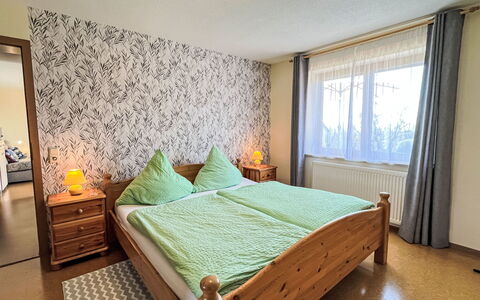 Alpenblick: Letto, Mobilia, Camera Da Letto, Interior Design, Bedding, Lenzuolo, Pavimentazione, Pavimento, Legna, Camera
