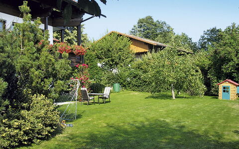 Janik: Casa, Cielo, Proprietà, Paesaggio Naturale, Erba, Prato, Albero, Cortile, Casa, Giardino