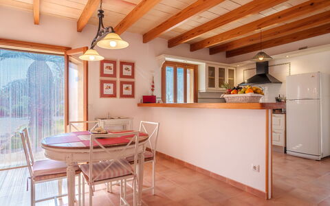 Marina: Mobilia, Proprietà, Legna, Tavolo, Cabinetry, Interior Design, Cucina, Color Legno, Pavimentazione, Pavimento