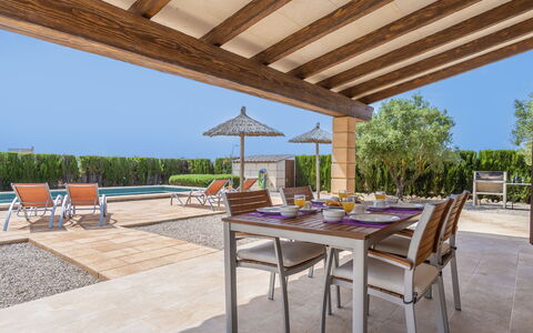 Marinassa: Proprietà, Tavolo, Shade, Cielo, Pianta, Legna, Vaso Di Fiori, Interior Design, Architettura, Mobili Da Esterno