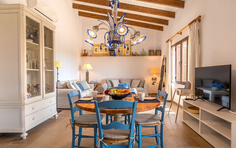 Marinassa: Mobilia, Proprietà, Tavolo, Legna, Sedia, Interior Design, Illuminazione, Soggiorno, Divano, Pavimento