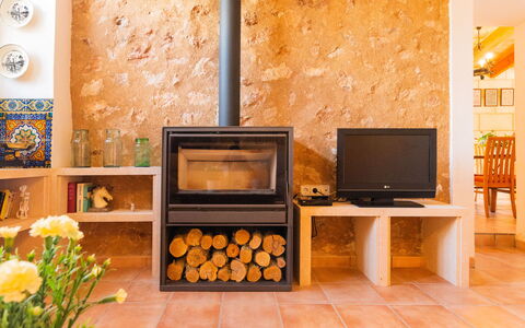 Ses Sitjoles: Pianta, Mobilia, Costruzione, Arancia, Interior Design, Legna, Soggiorno, Pavimento, Elettrodomestico, Parete