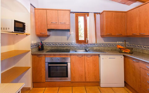 Ses Sitjoles: Cabinetry, Controsoffitto, Costruzione, Mobilia, Lavandino Della Cucina, Cucina Stufa, Lavello, Elettrodomestico Da Cucina, Cucina, Legna