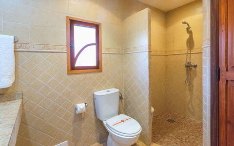 Ses Sitjoles: Idraulico Fixture, Proprietà, Bagno, Costruzione, Toilet Seat, Viola, Gabinetto, Interior Design, Legna