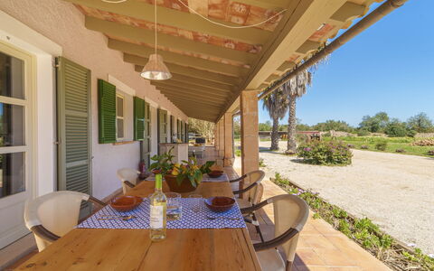 Can Soler: Casa, Tetto, Casa, Zona Residenziale, Portico, Estate, Villetta, Shade, Porta, Landscaping