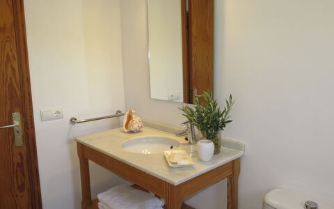 S'Almunia: Camera, Proprietà, Mobilia, Bagno, Lavello, Costruzione, Interior Design, Lavandino Del Bagno, Casa, Pavimento