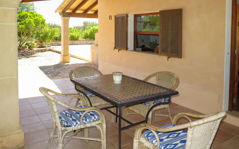 S'Almunia: Tavolo, Mobilia, Proprietà, Pianta, Sedia, Costruzione, Legna, Interior Design, Shade, Mobili Da Esterno