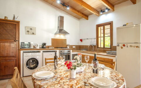Es Puig Mancor: Proprietà, Cabinetry, Tavolo, Mobilia, Controsoffitto, Pianta, Tavola, Legna, Cucina, Illuminazione