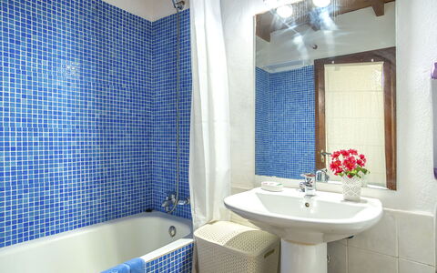 Es Puig Mancor: Specchio, Rubinetto, Idraulico Fixture, Lavello, Proprietà, Blu, Viola, Azzurro, Bagno, Costruzione