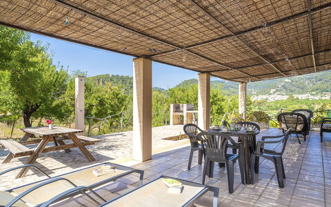 Es Puig Mancor: Tavolo, Mobilia, Proprietà, Pianta, Sedia, Shade, Albero, Interior Design, Mobili Da Esterno, Tempo Libero
