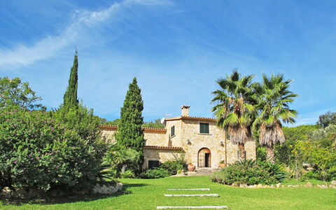 Can Segue: Proprietà, Estate, Casa, Albero, Costruzione, Cielo, Erba, Giardino, Immobiliare, Casa