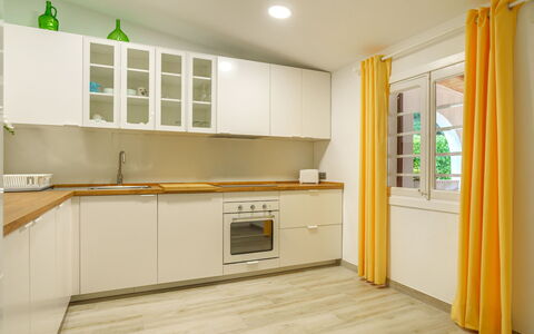 Ullastro Pollença: Cabinetry, Controsoffitto, Costruzione, Cucina Stufa, Finestra, Elettrodomestico Da Cucina, Legna, Cucina, Interior Design, Tenda