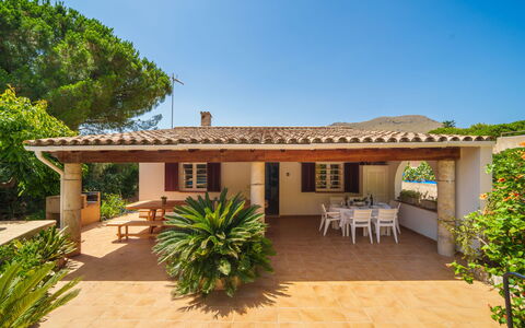 Ullastro Pollença: Pianta, Cielo, Costruzione, Finestra, Porta, Shade, Albero, Casa, Lotto, Interior Design
