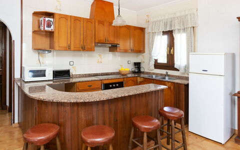 Castilla: Controsoffitto, Cabinetry, Mobilia, Tavolo, Frigorifero, Cucina, Elettrodomestico Da Cucina, Legna, Interior Design, Pavimentazione