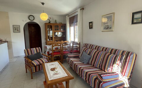 Zaragoza: Cornice, Mobilia, Divano, Tavolo, Legna, Interior Design, Soggiorno, Lampada, Pavimento, Costruzione