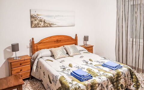 Villa Lolin: Mobilia, Letto, Camera Da Letto, Bedding, Lenzuolo, Interior Design, Legna, Pavimento, Biancheria, Pavimentazione