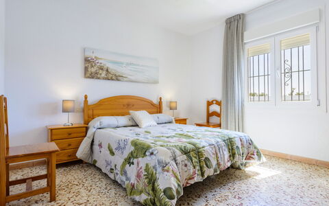Villa Lolin: Mobilia, Finestra, Costruzione, Comfort, Legna, Interior Design, Telaio Del Letto, Pavimento, Cassetto, Shade