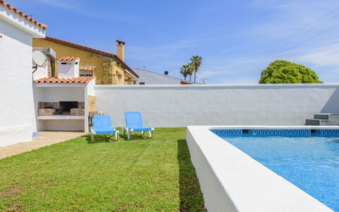Villa Lolin: Cielo, Costruzione, Acqua, Nube, Pianta, Shade, Mobili Da Esterno, Erba, Piscina, Tempo Libero