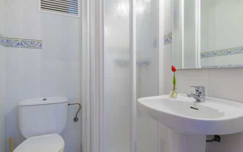 Villa Lolin: Specchio, Idraulico Fixture, Rubinetto, Proprietà, Lavello, Lavandino Del Bagno, Bianca, Blu, Viola, Bagno