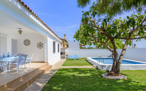 Villa Lolin: Pianta, Cielo, Costruzione, Shade, Lotto, Mobili Da Esterno, Erba, Tempo Libero, Sedia, Albero