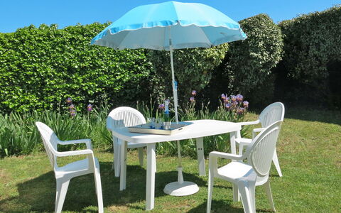 Ramoutier: Mobilia, Tavolo, Tavolo Esterno, Mobili Da Esterno, Proprietà, Ombrello, Erba, Sedia, Terrazza, Casa