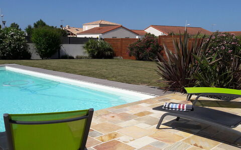Les Epinettes: Acqua, Pianta, Proprietà, Mobilia, Piscina, Azzurro, Costruzione, Cielo, Mobili Da Esterno, Shade