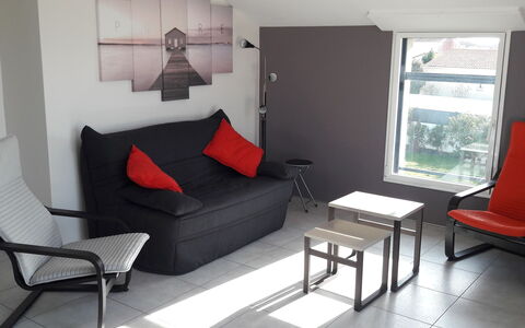 Les Epinettes: Divano, Mobilia, Proprietà, Comfort, Soggiorno, Tavolo, Illuminazione, Interior Design, Pavimento, Divano Letto
