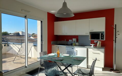 Les Epinettes: Cabinetry, Proprietà, Costruzione, Mobilia, Controsoffitto, Tavolo, Sedia, Interior Design, Cucina, Illuminazione